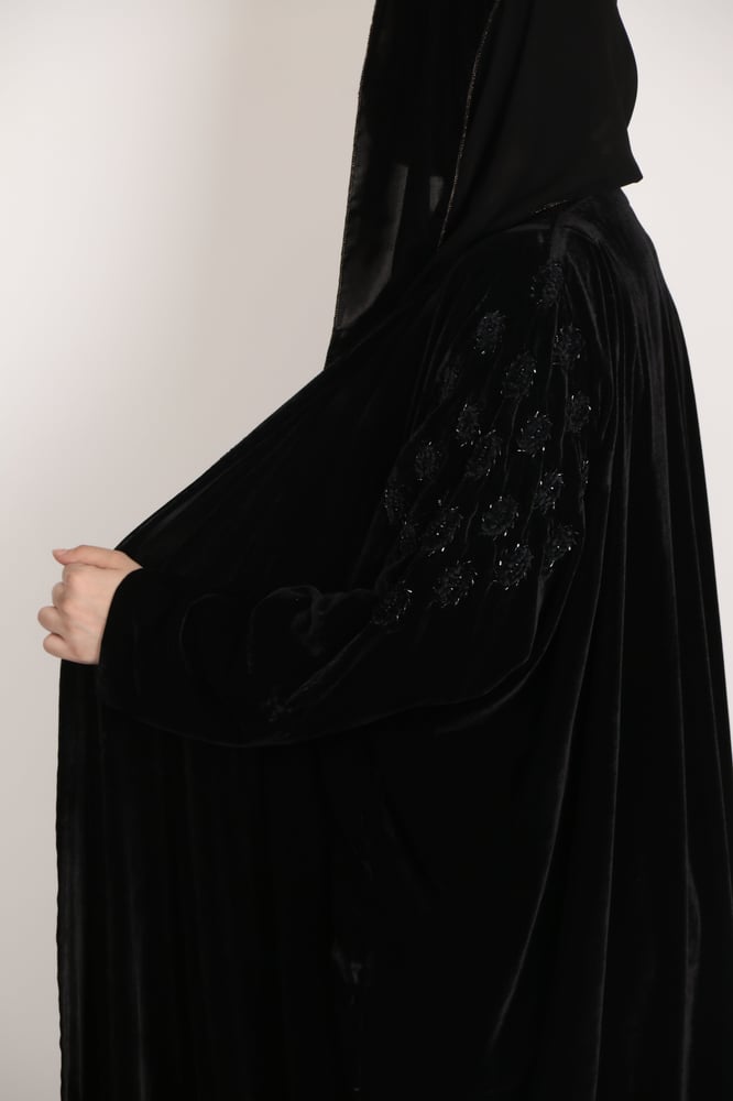 عباية بشت مخمل مزينة