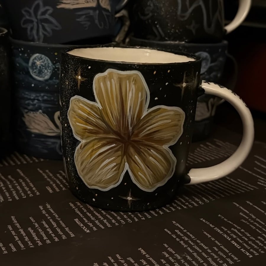 كوب 360 مرسوم ومكتوب يدويًا : البجع ( عذبة الوصوف ) + ( وأغلى ثلاث حروف في كل الحروف ) + الورد