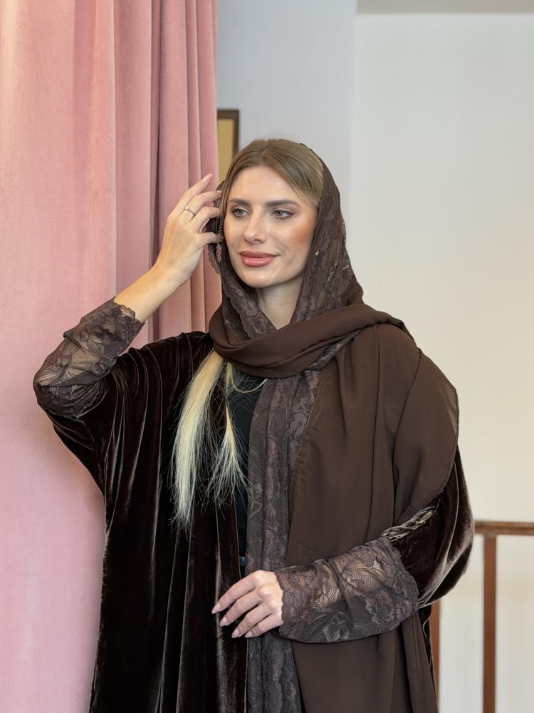 عباية مخمل بأطراف دانتيل - بني