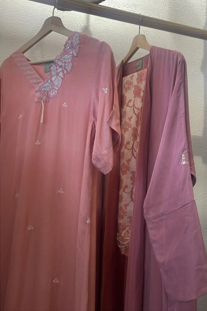 One of One طقم عباية وثوب - دستي بينك