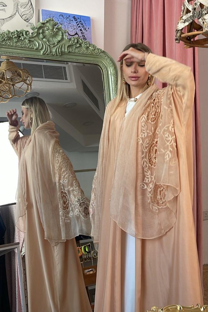 عباية كوبرو طرحة مطرزة ورد  - بيج