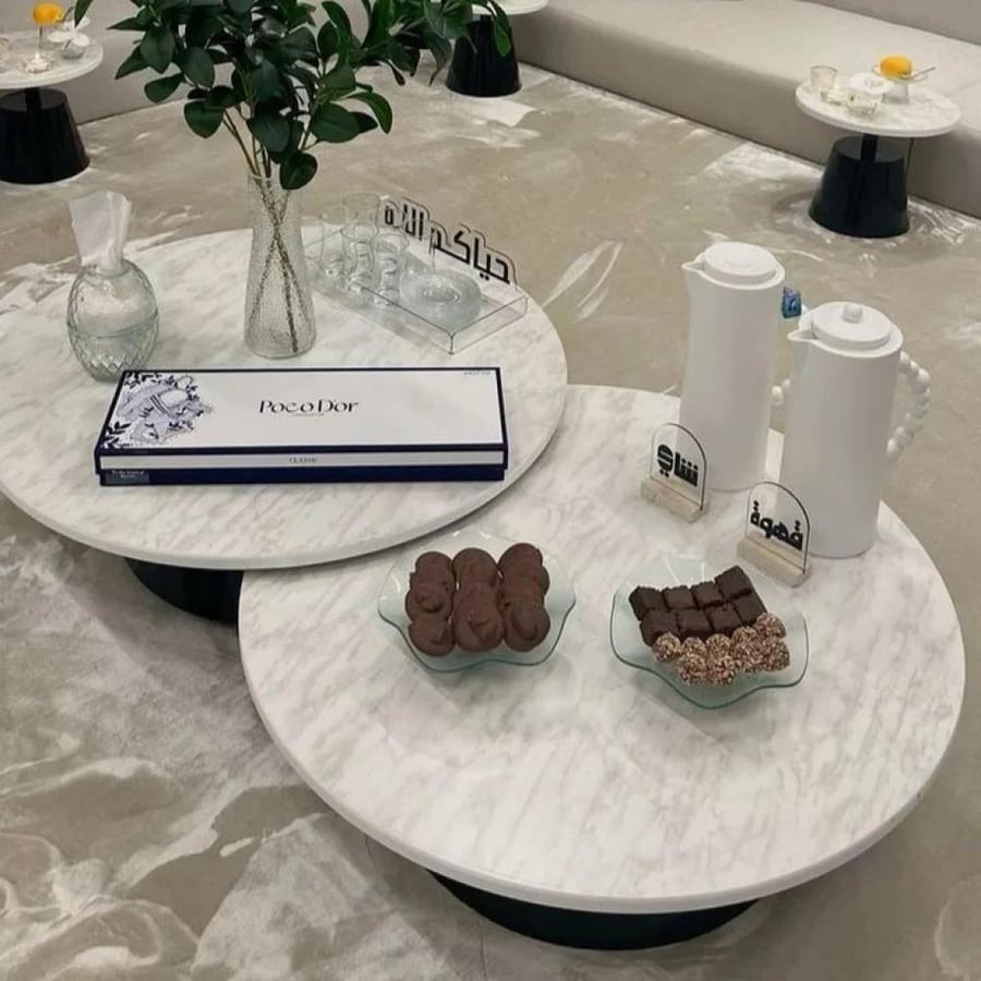 طقم طاولات ضيافة أرضي 8 قطع رخامي أبيض وقواعد سوداء