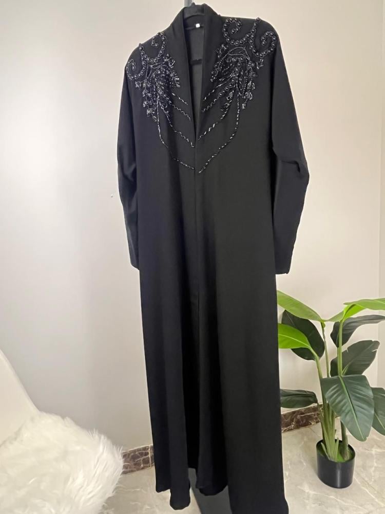 عباية كريب ملكي أسود مع شك على الصدر