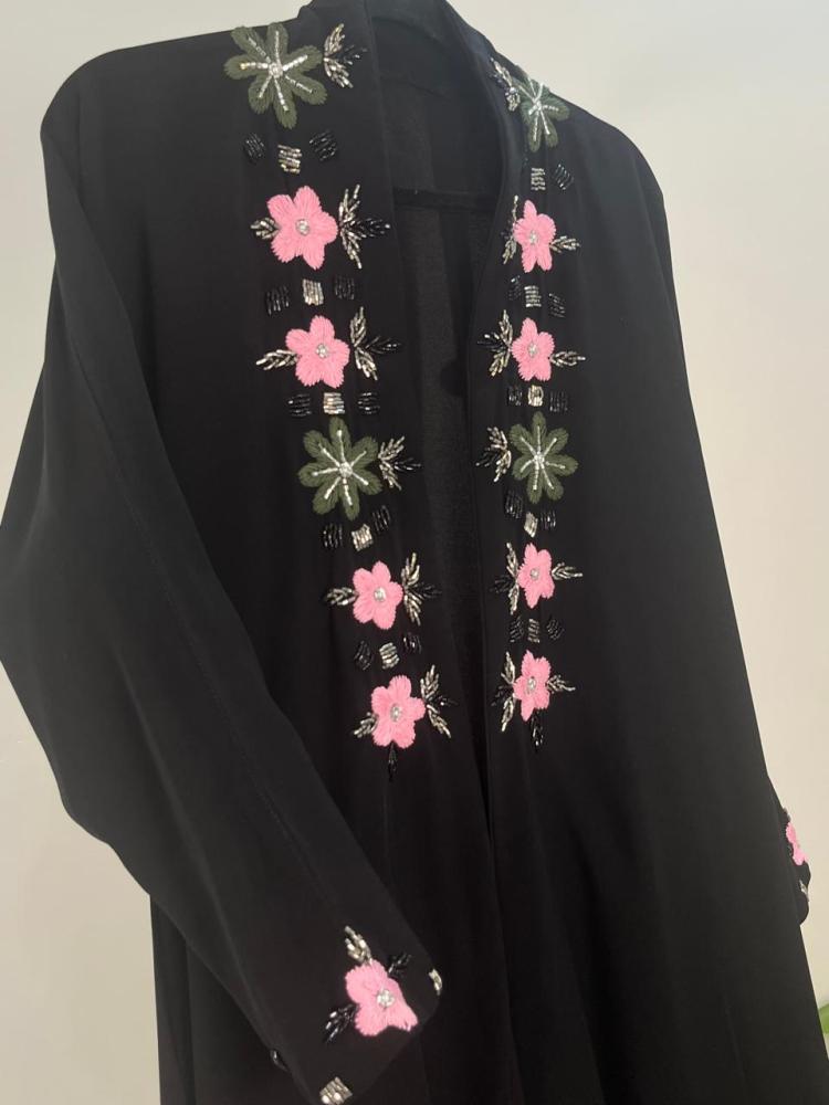 عباية أسود كريب مع تطريز