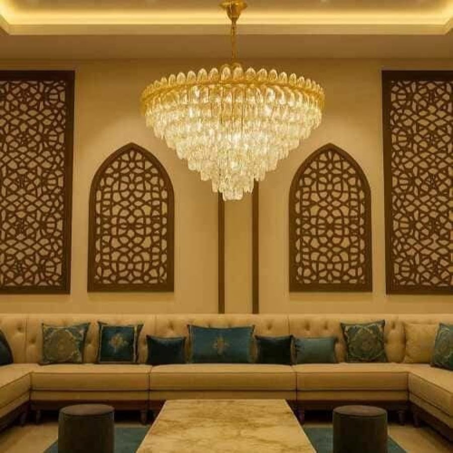 ثريا كريستال مخروطية في مجلس بنقوش عربية