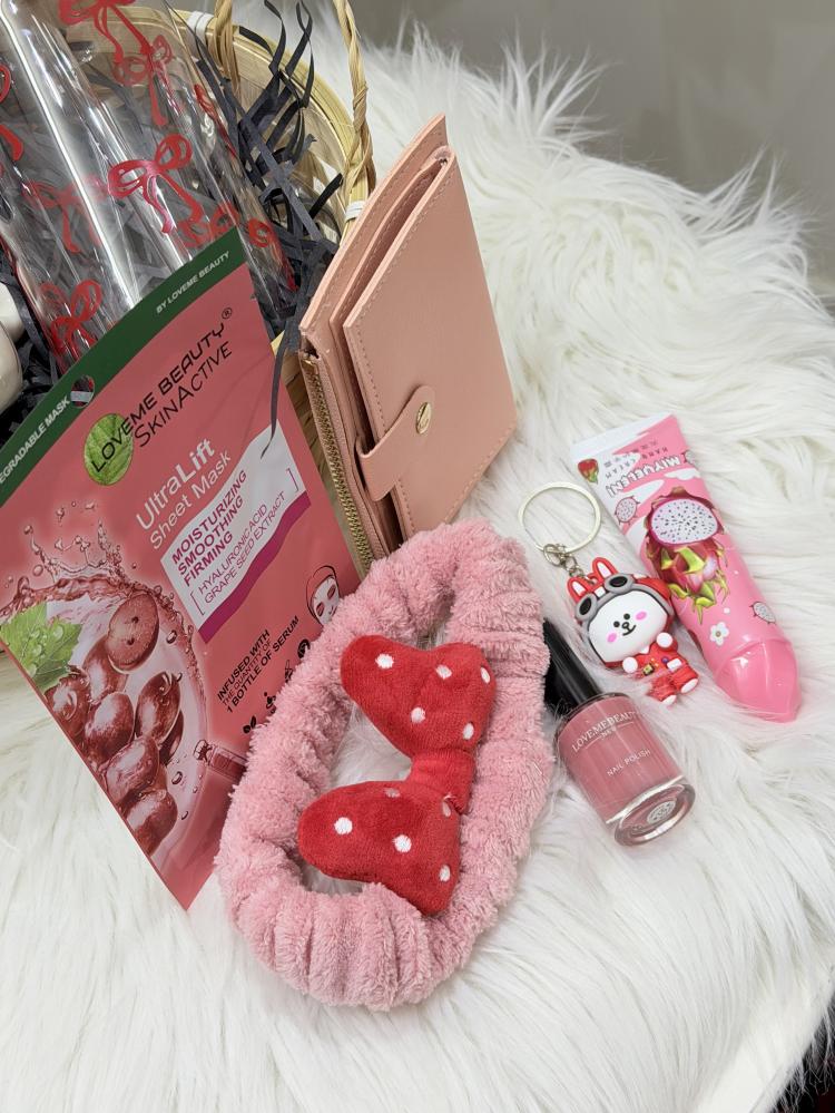 A nice gift basket: Note the knot shape is different, a picture has been attached.