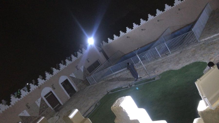 كشاف 100 واط أبيض