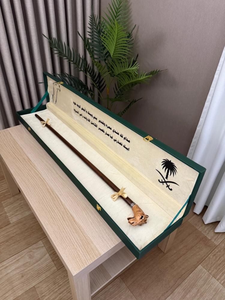 عصا راقية بمقبض ريزن مميز شكل الجمل - صناعة إسبانية من خشب الزان