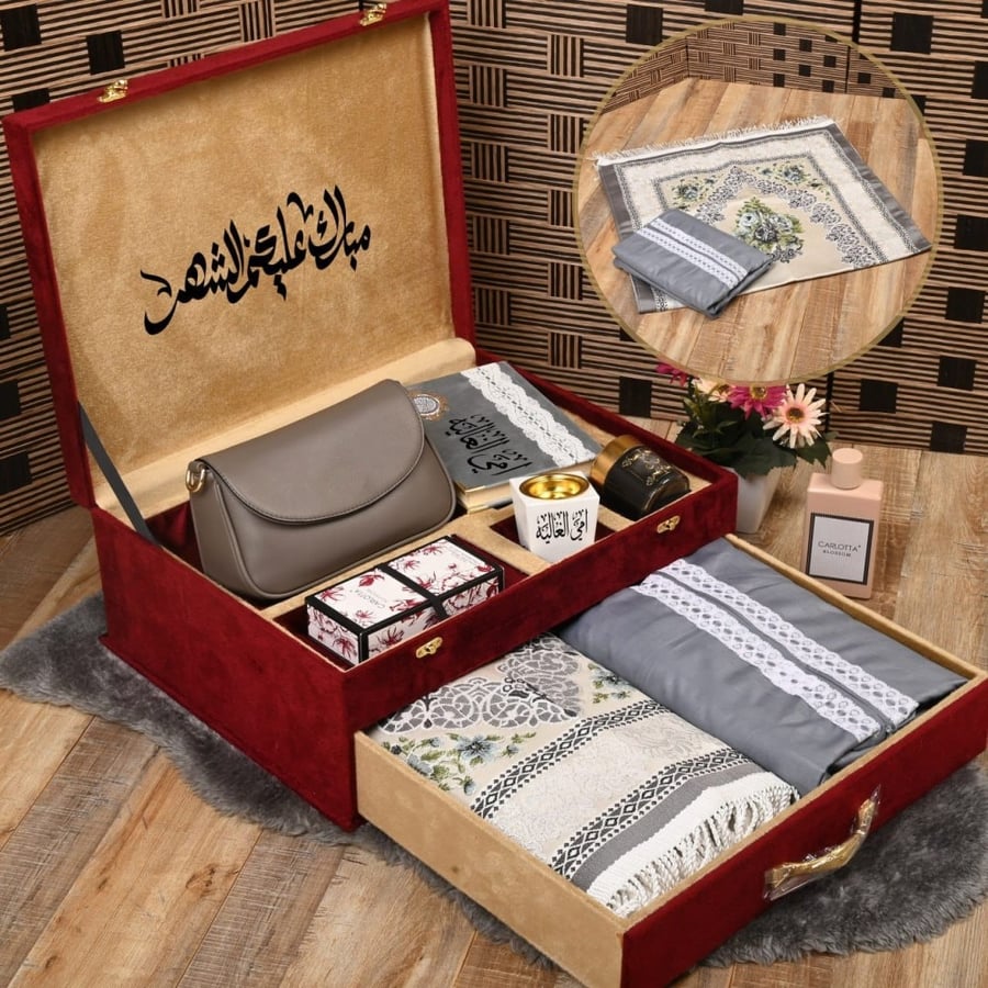 Box bag with prayer set with elegant accessories