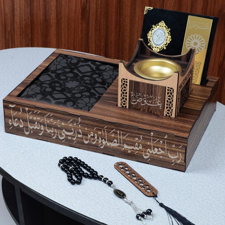 استاند صلاة خشبي يحتوي على سجادة ومصحف ومبخرة وسبحة تصميم مميز