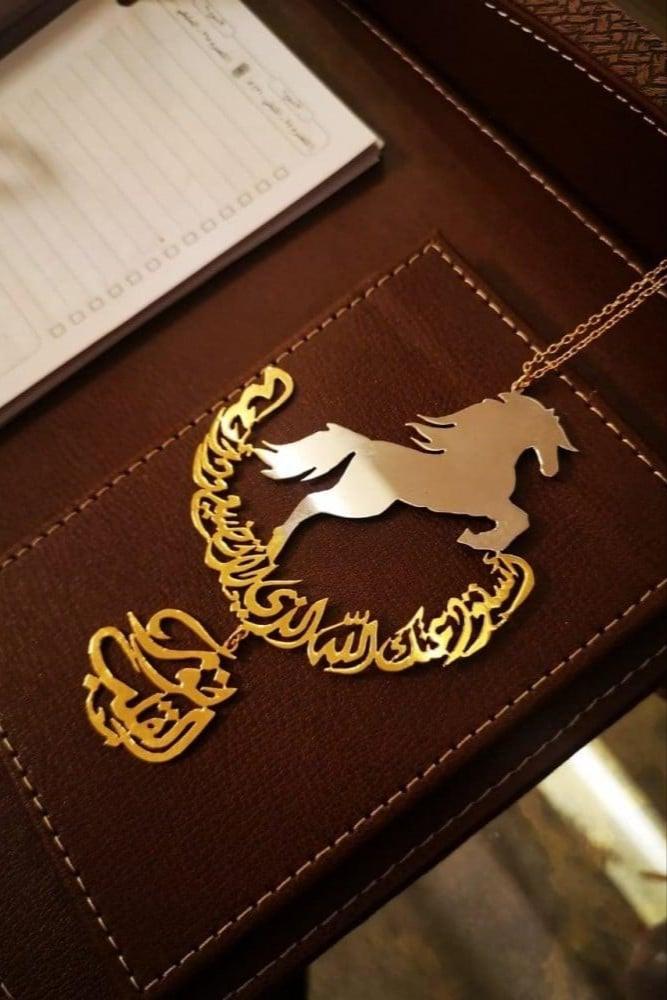 تعليقة سيارة بالاسم شكل خيل