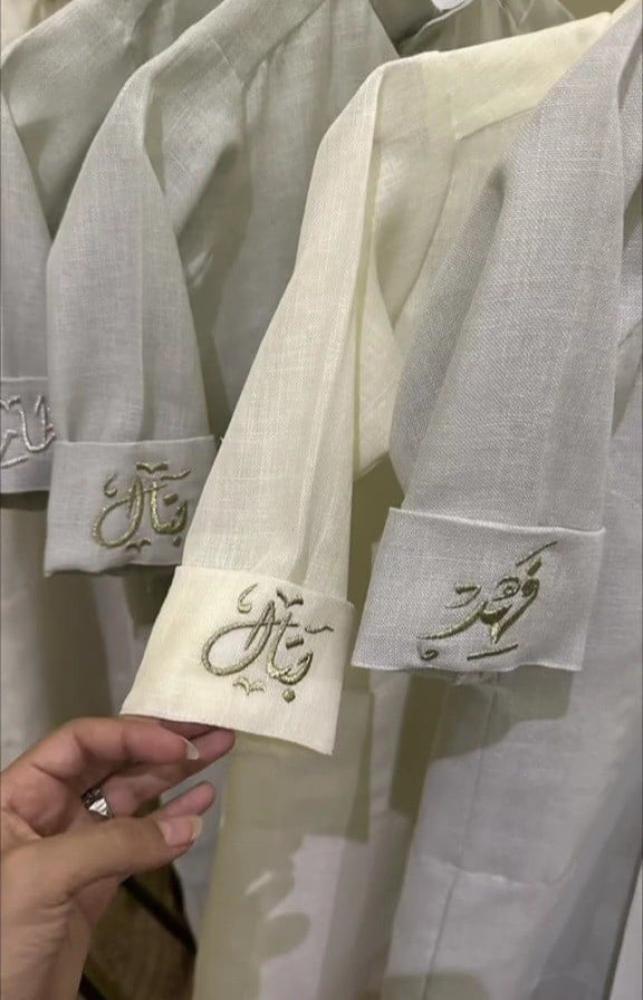 The thobe of the linen embroidered with the name