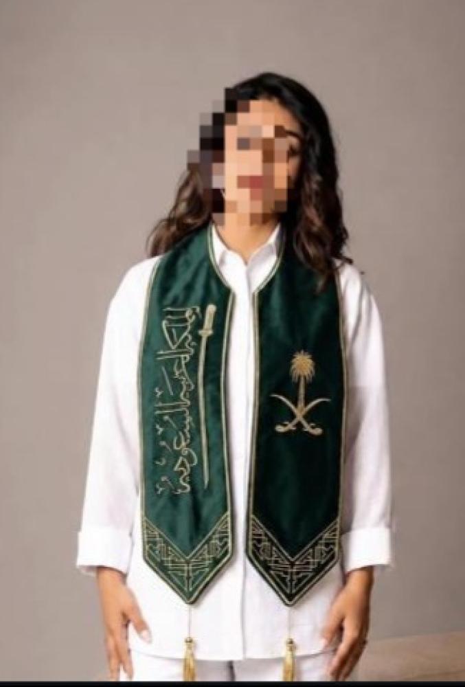 وشاح اليوم الوطني السعودي بأناقة وتصميم سيفين ونخلة