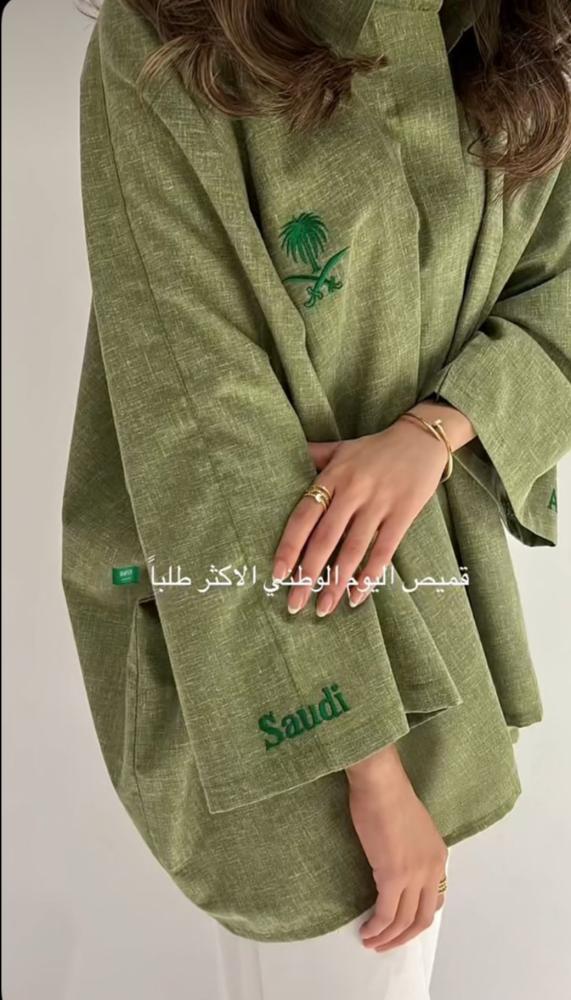 قميص كتان بتطريز شعار سيفين ونخلة شعار مملكتنا خامة القماش ممتازه وبجوده عاليه