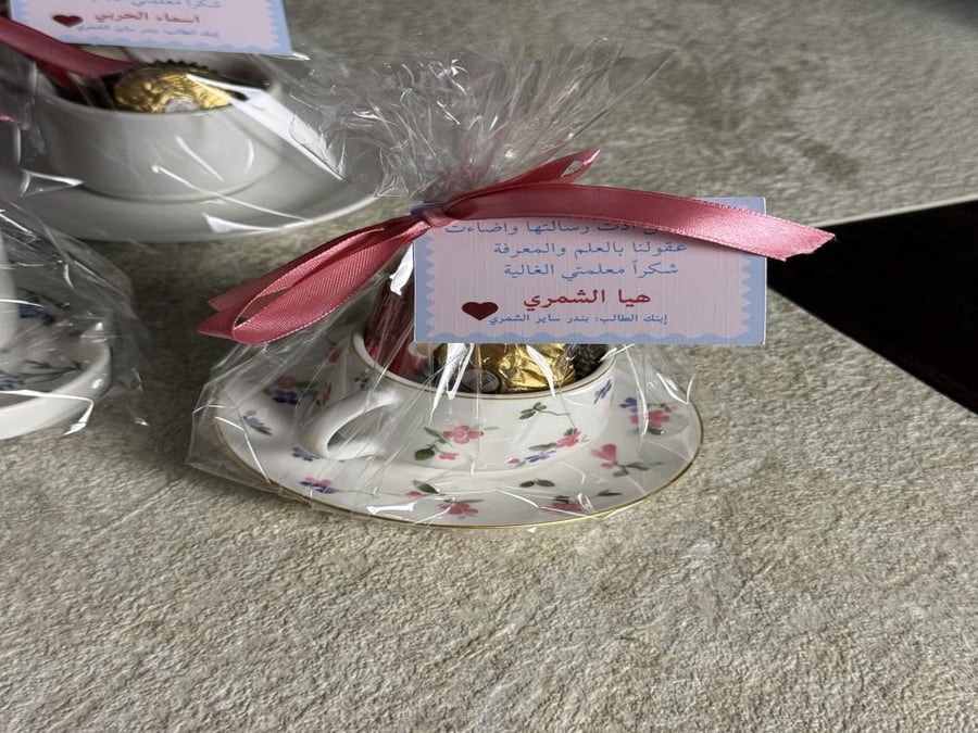 كوب مع قهوه وشوكلت