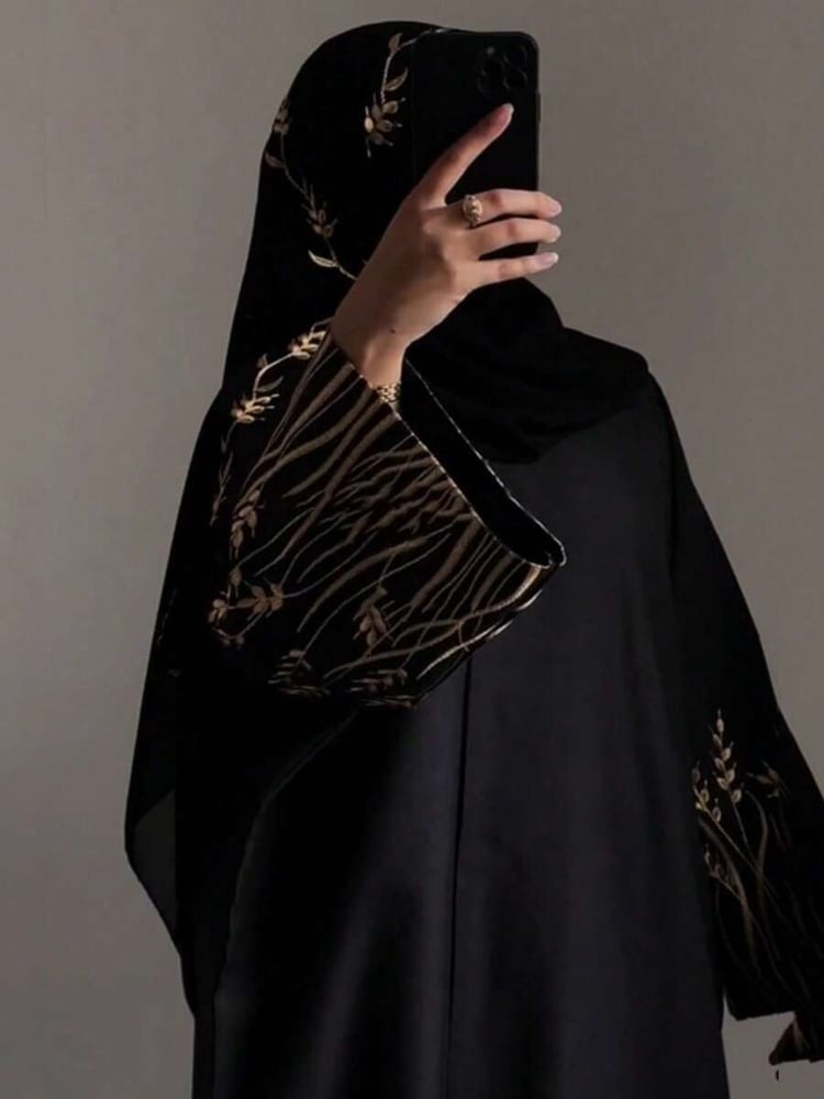 عباية مفتوحة بأكمام مطرزة