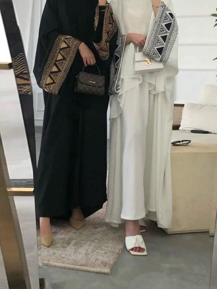 عباية مفتوحة بأكمام مطرزة