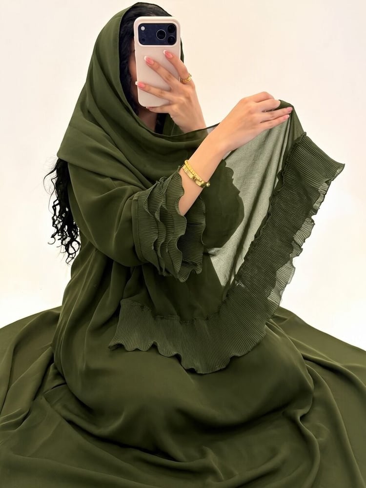 عباية Yasmyna زيتونية بتفاصيل دانتيل مع طرحة
