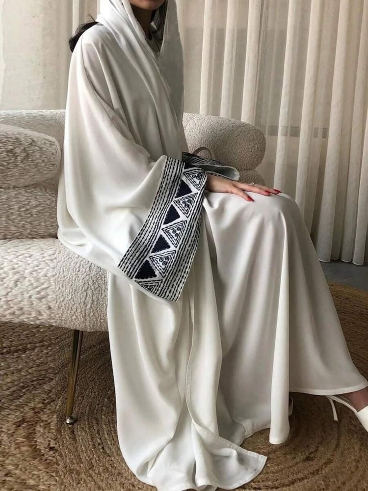 عباية مفتوحة بأكمام مطرزة