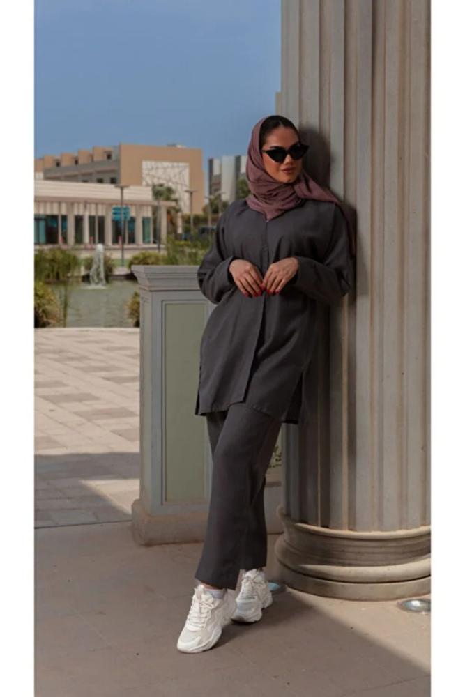 بدلة رمادية محجبة
