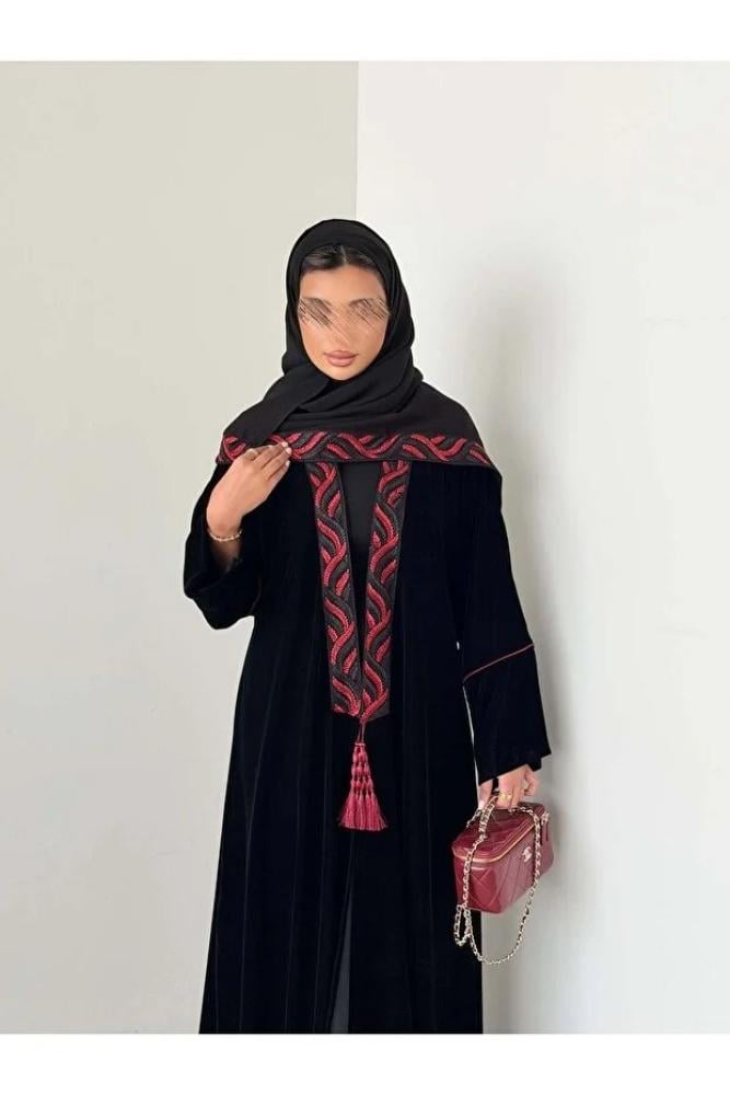 عبايه مخمل مع تدخيله كلفه احمر