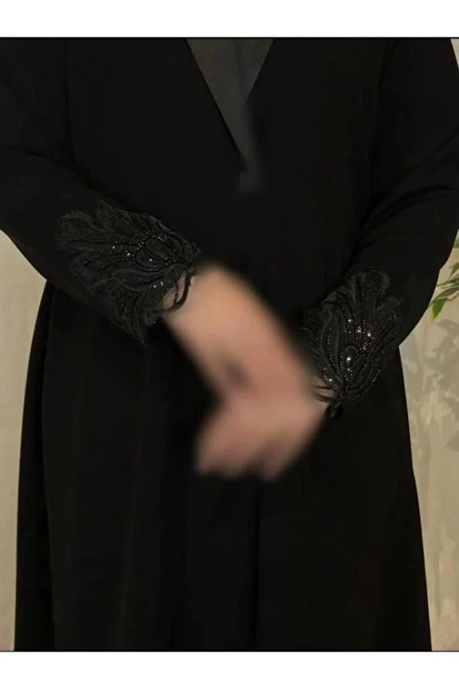 عباية سوداء بتصميم هادئ واكمام مزخرفة