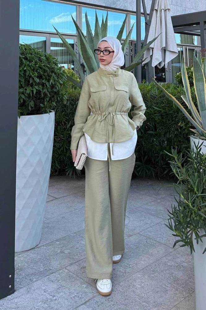 بدلة نسائية بتفاصيل جيوب مزدوجة