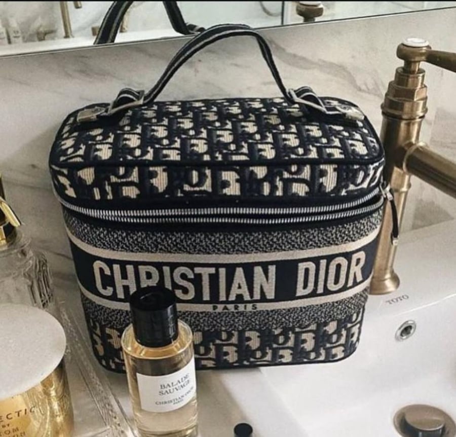 شنطة ميك اب وعطور Dior