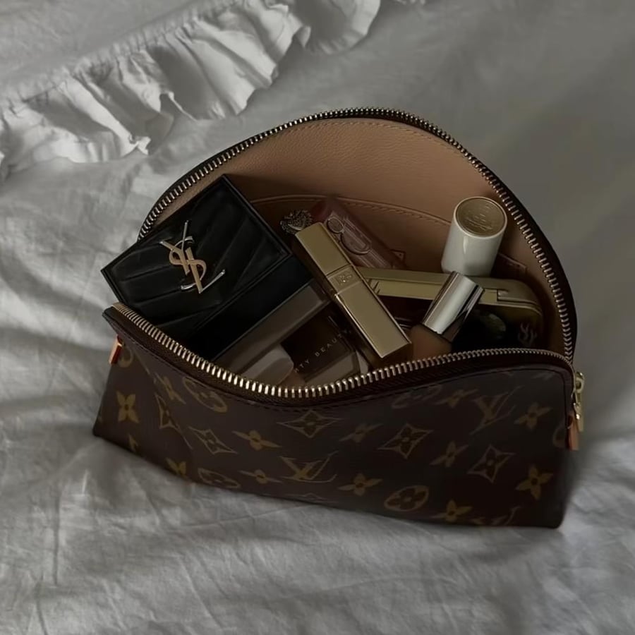شنطة ميك اب وعطور LV