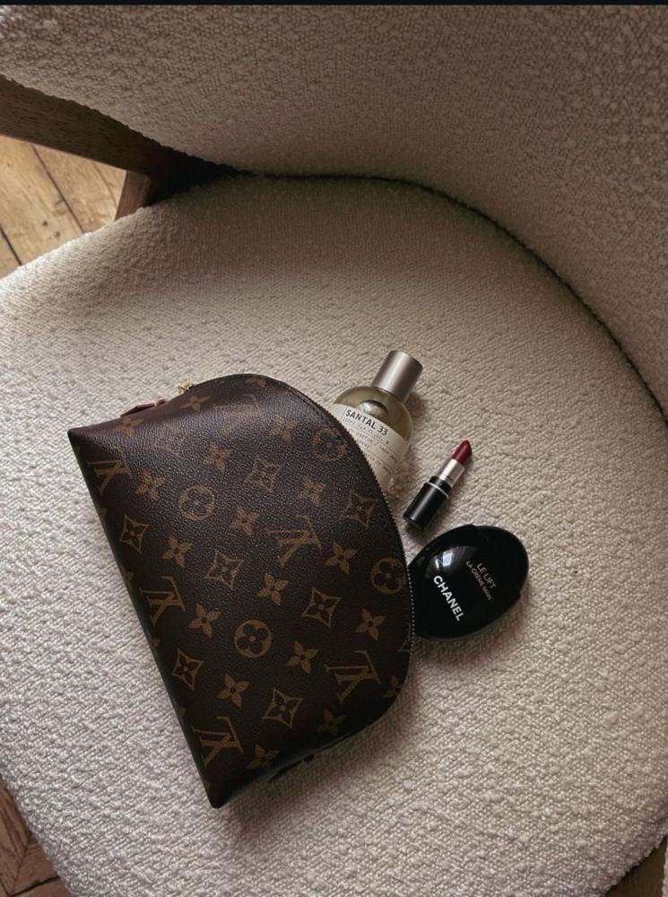 شنطة ميك اب وعطور LV