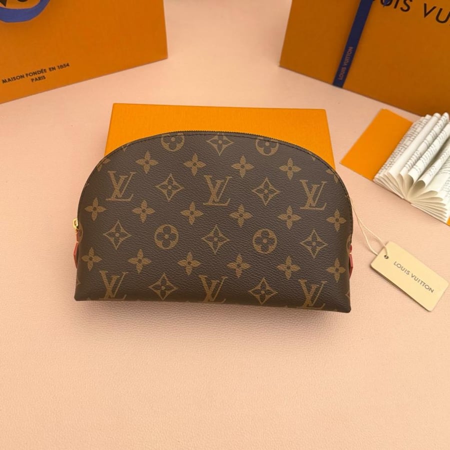 شنطة ميك اب وعطور LV