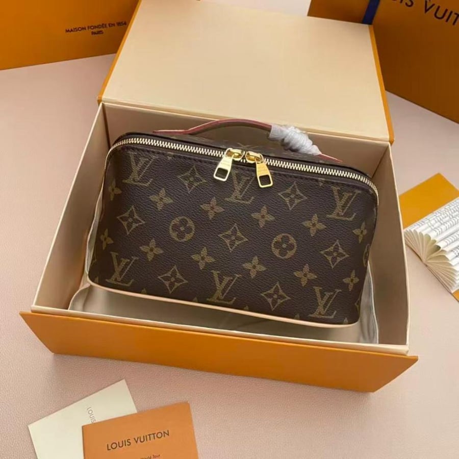 شنط ميك اب LV