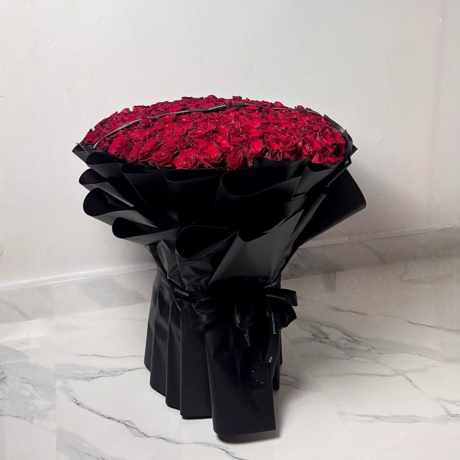 A bunch of 200 roses of Gori type