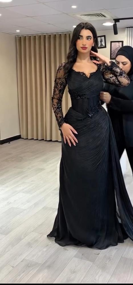 الفستان لاسود