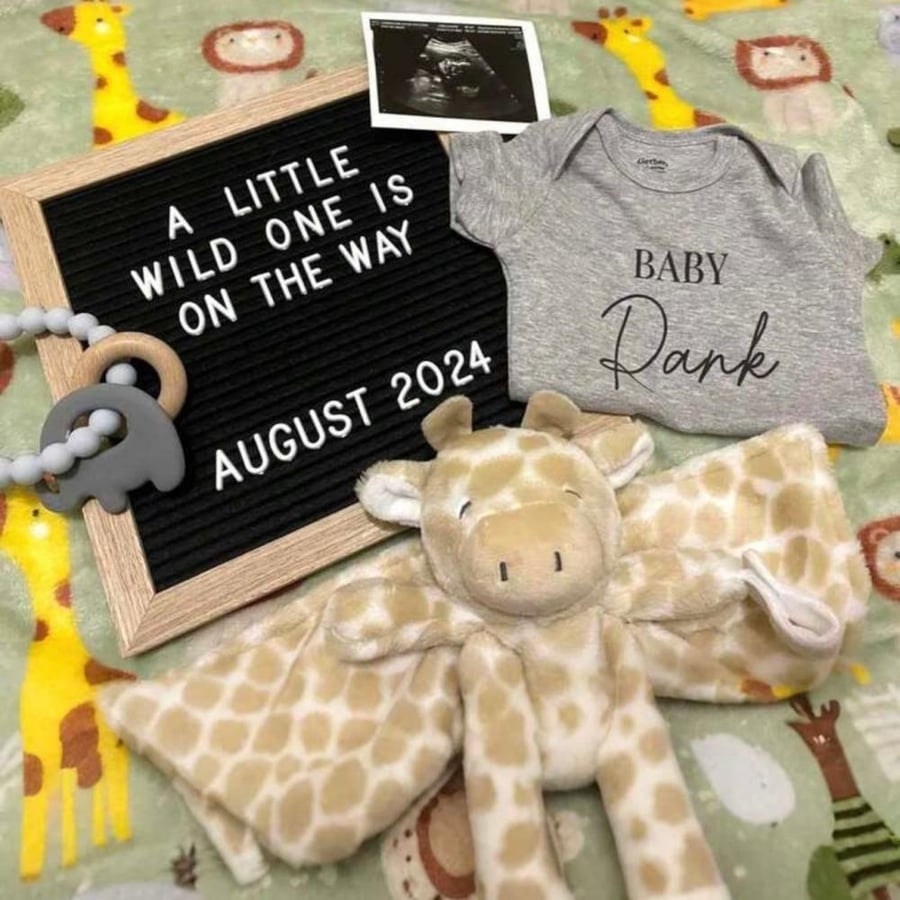 لوحة خشبية مع احرف للذكرى