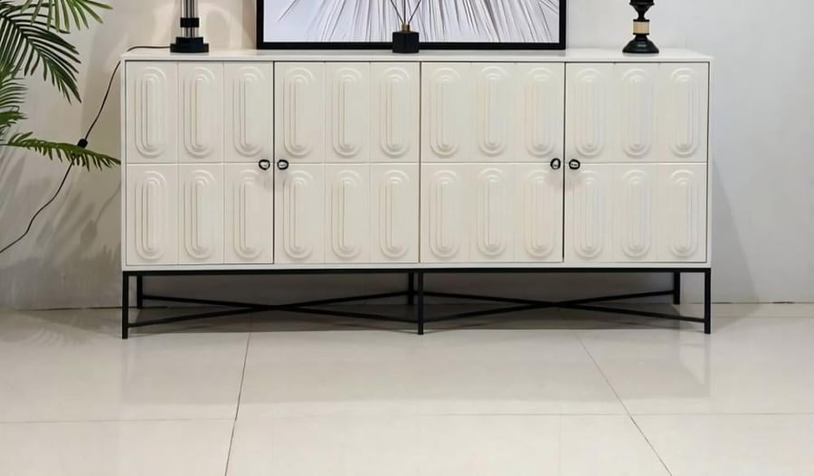 بوفيه عصرية وأنيقة ذات تصميم هندسي مميز وأرجل حديد.
