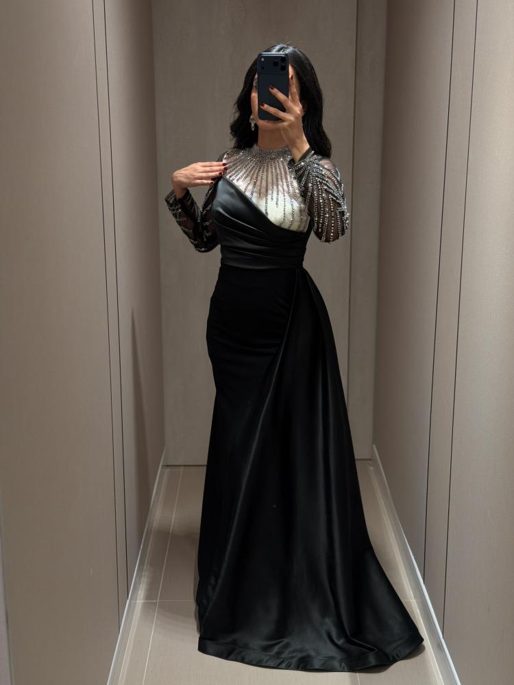 Dress with mask embroidery on the chest, long sleeves, embroidered