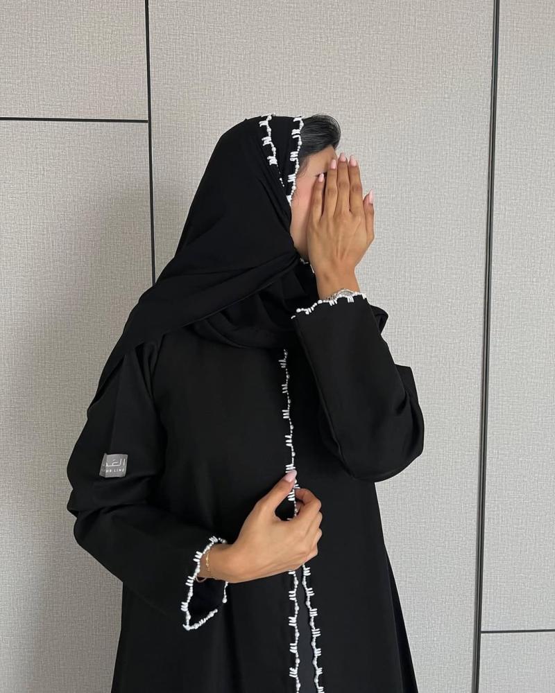عباية بلاك ليس