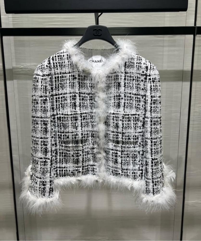 2025 CHANEL TWEED FEATHERS JACKET جاكيت شانيل تويد ريش أبيض أسود
