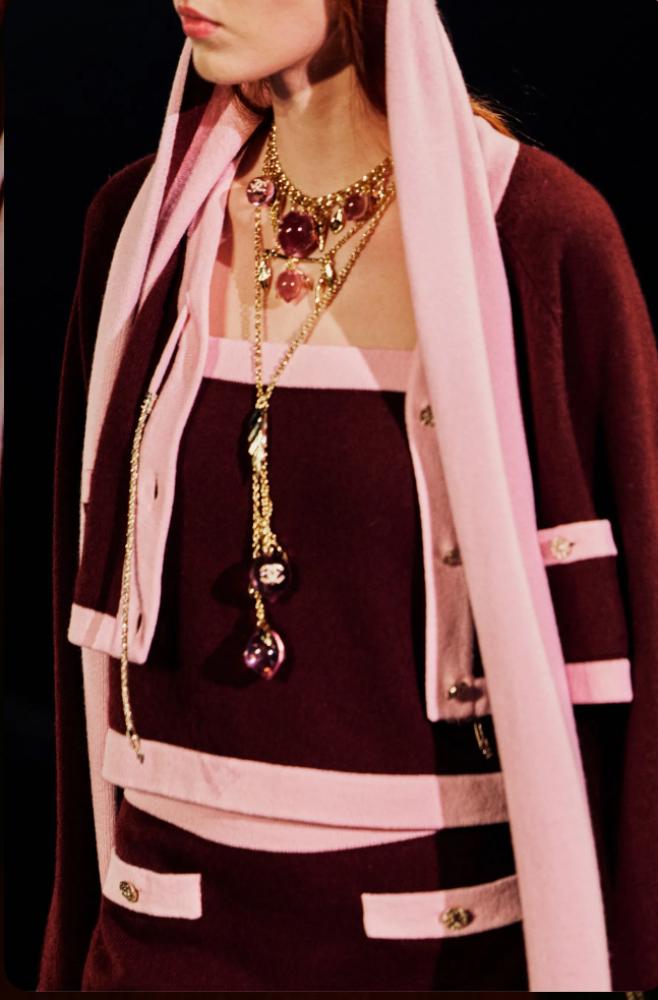 2025 قميص شانيل توب برغندي وردي CHANEL BURGUNDY PINK TOP