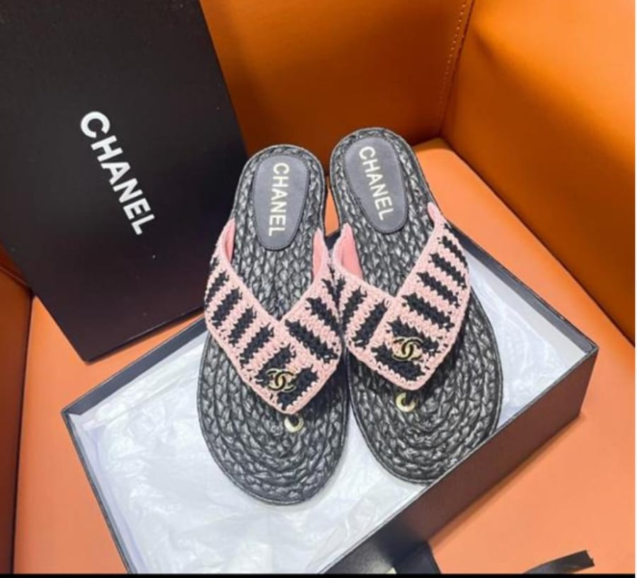 2024 شبشب شانيل بإصبع كروشيه أسود زهري 2024 black pink thongs chanel