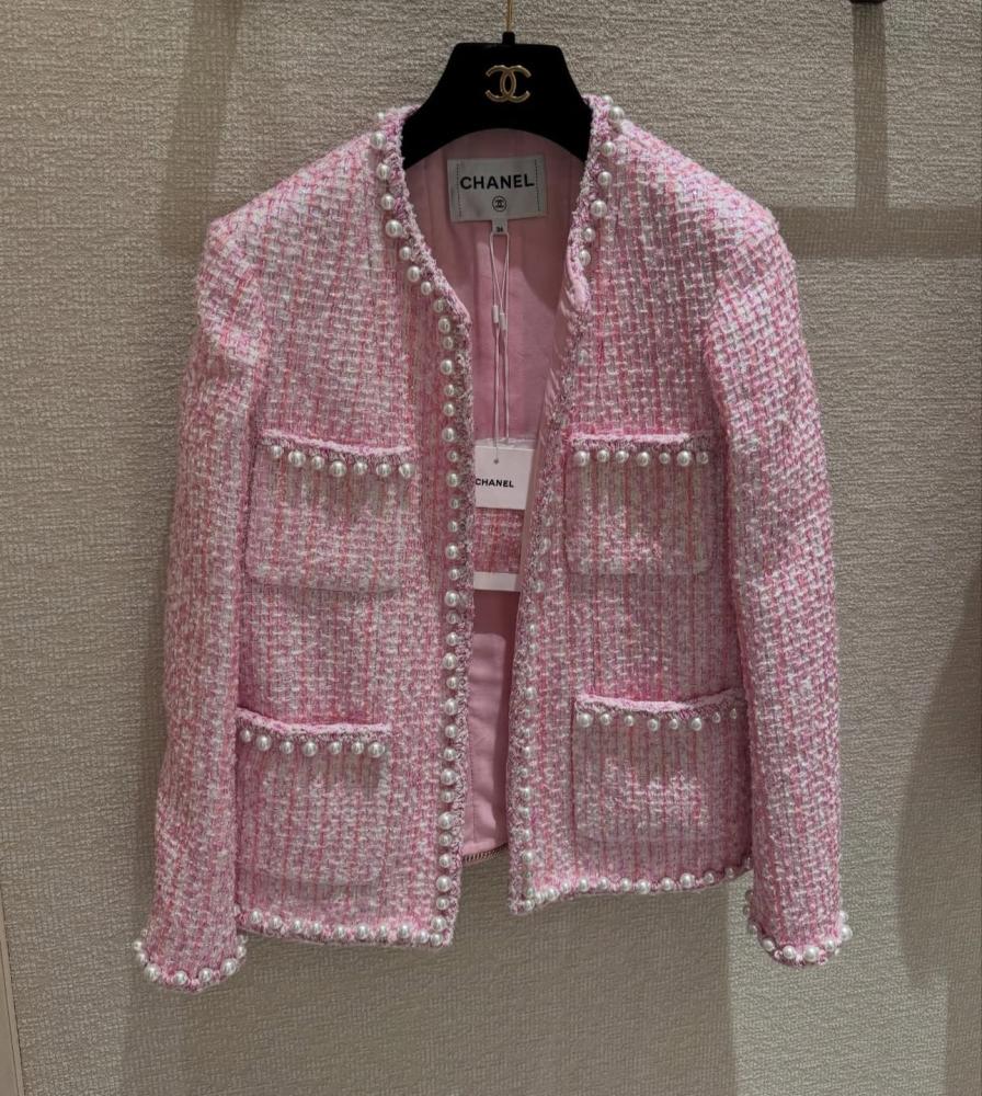 CHANEL PINK TWEED JACKET 2025 جاكيت شانيل وردي تويد بأزرار أمامية