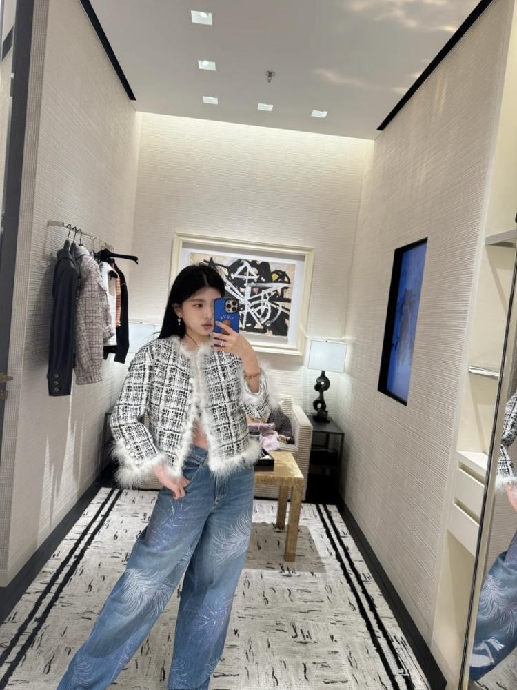 2025 CHANEL TWEED FEATHERS JACKET جاكيت شانيل تويد ريش أبيض أسود