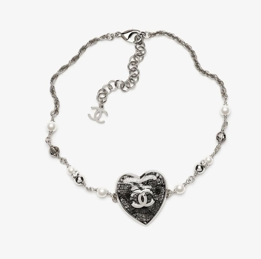 2025 قلادة شانيل شوكر معدن دانتيل فضي أسود CHANEL SILVER BLACK CHOKER