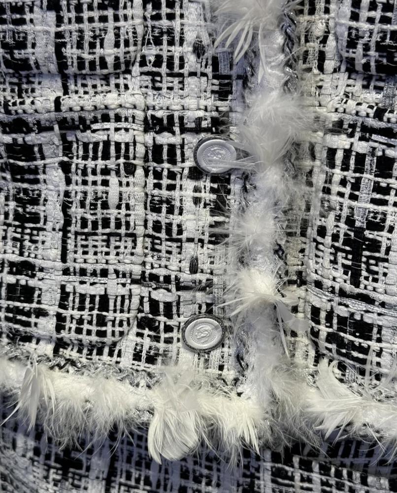 2025 CHANEL TWEED FEATHERS JACKET جاكيت شانيل تويد ريش أبيض أسود