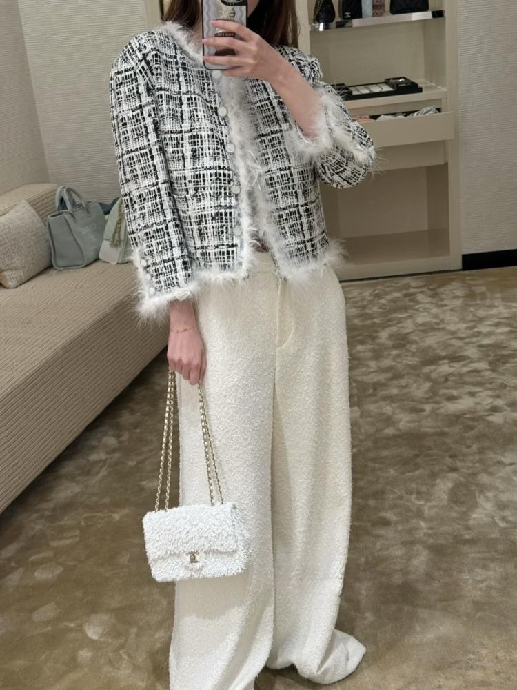 2025 CHANEL TWEED FEATHERS JACKET جاكيت شانيل تويد ريش أبيض أسود