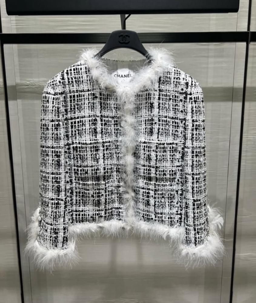 2025 CHANEL TWEED FEATHERS JACKET جاكيت شانيل تويد ريش أبيض أسود