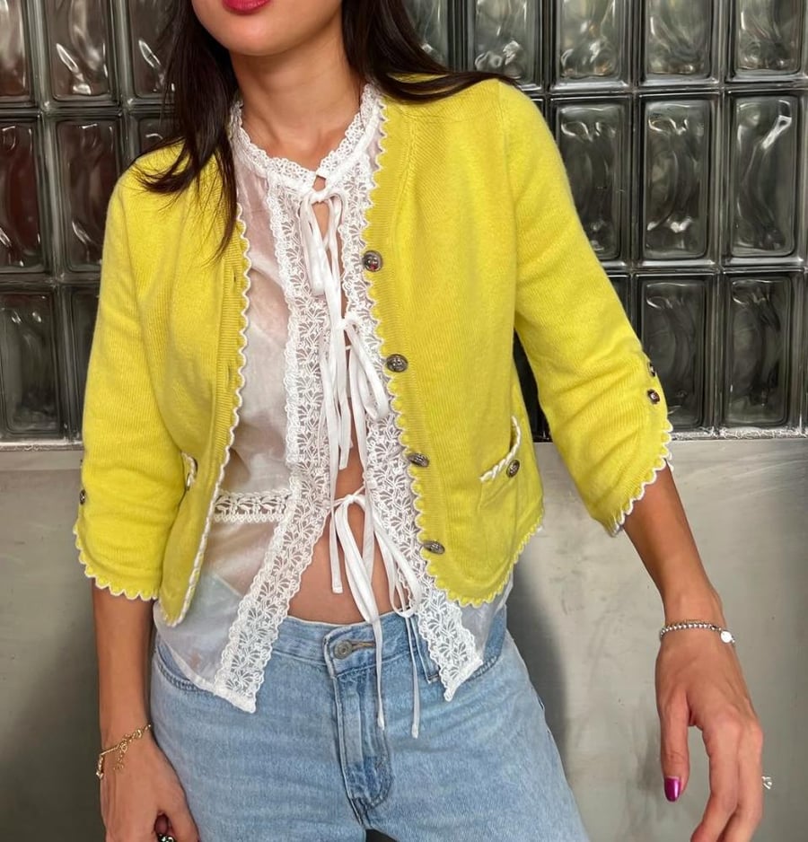كارديغان شانيل كروز 2025 أصفر, أبيض CHANEL CRUISE 2025 YELLOW CARDIGAN