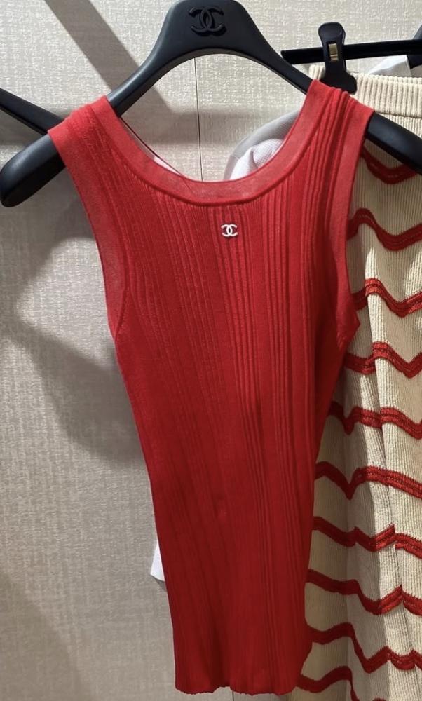 2026 red CHANEL COCO BEACH TANK TOP قميص شانيل تانك أحمر