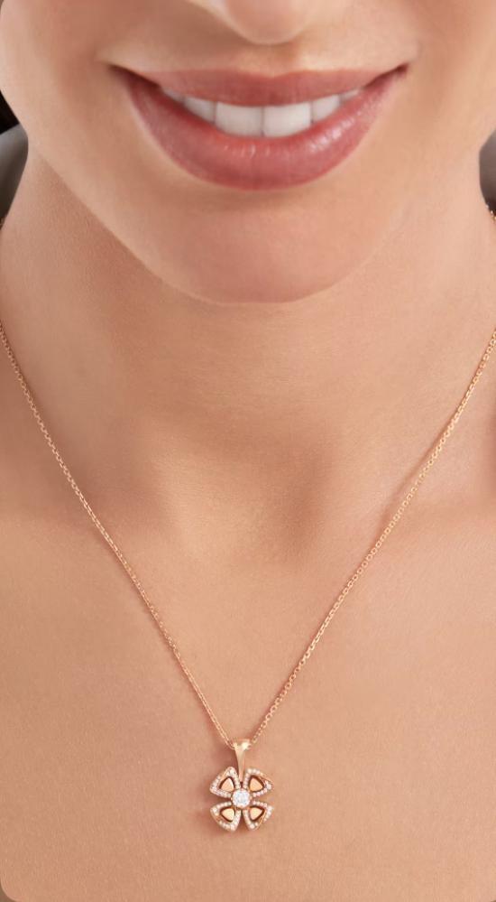 BVLGARI pink Fiorever Necklace قلادة بولغاري فيوريفير وردي كريستالي